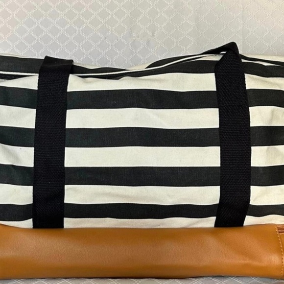 DSW Handbags - LIMITED EDITION DSW WAREHOUSE SUITCASE/TRAVEL BAG SMALL